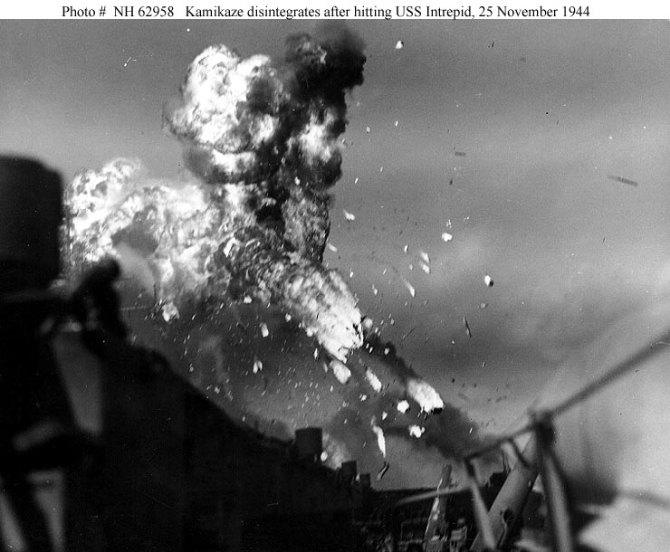 Kamikaze se desintegra después de estrellarse en el USS Intrepid, el 25 de noviembre de 1944