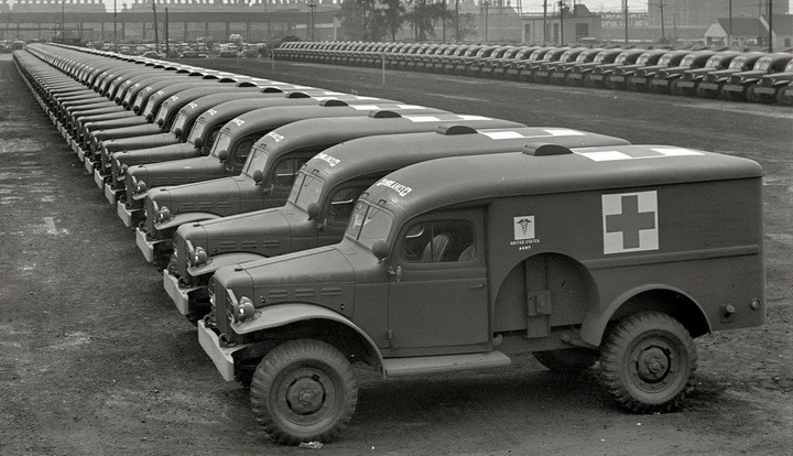 Ambulancias Dodge WC-54 Tn almacenadas en Detroit, listas para partir al frente