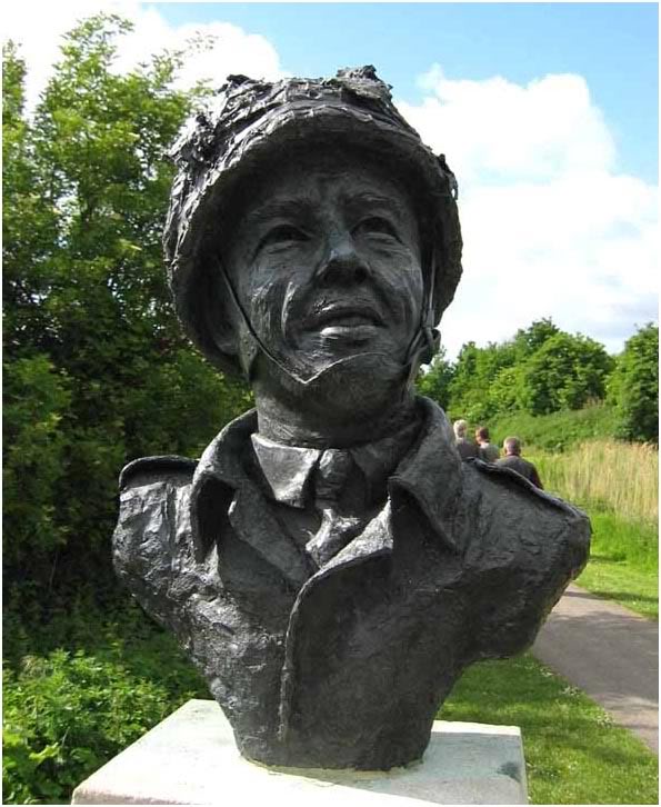  Este busto de Howard es un homenaje al hombre que hizo posible el éxito de la misión aerotransportada mas famosa del Día D