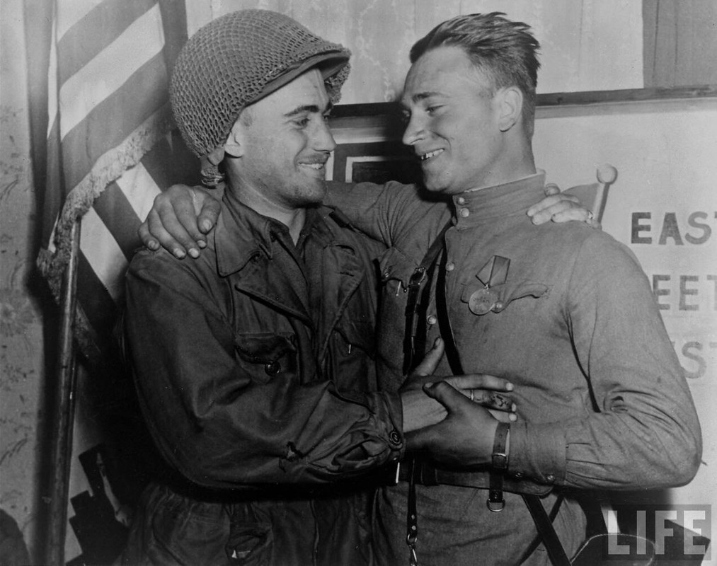 Esta foto es una de las más famosas. Se observa al teniente Robertson con el también Teniente Alexander Sylvashko del ejército soviético en el cuartel estadounidense. A destacar la gastada chaqueta modelo M-1943 de Robertson y la medalla al valor que lleva colgada al pecho el militar soviético