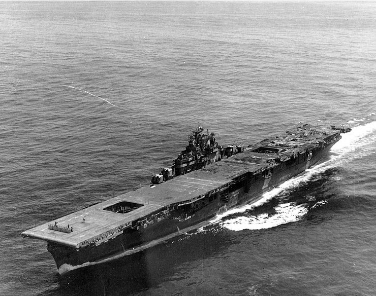 El USS Franklin CV-13, llegando a Nueva York, el 26 de abril de 1945. Se pueden ver los daños sufridos por los ataques en la popa de su cubierta de vuelo