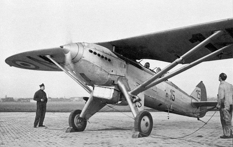 Renard R-31 N-15 se prepara para un vuelo de entrenamiento en Bierset a finales de los años treinta