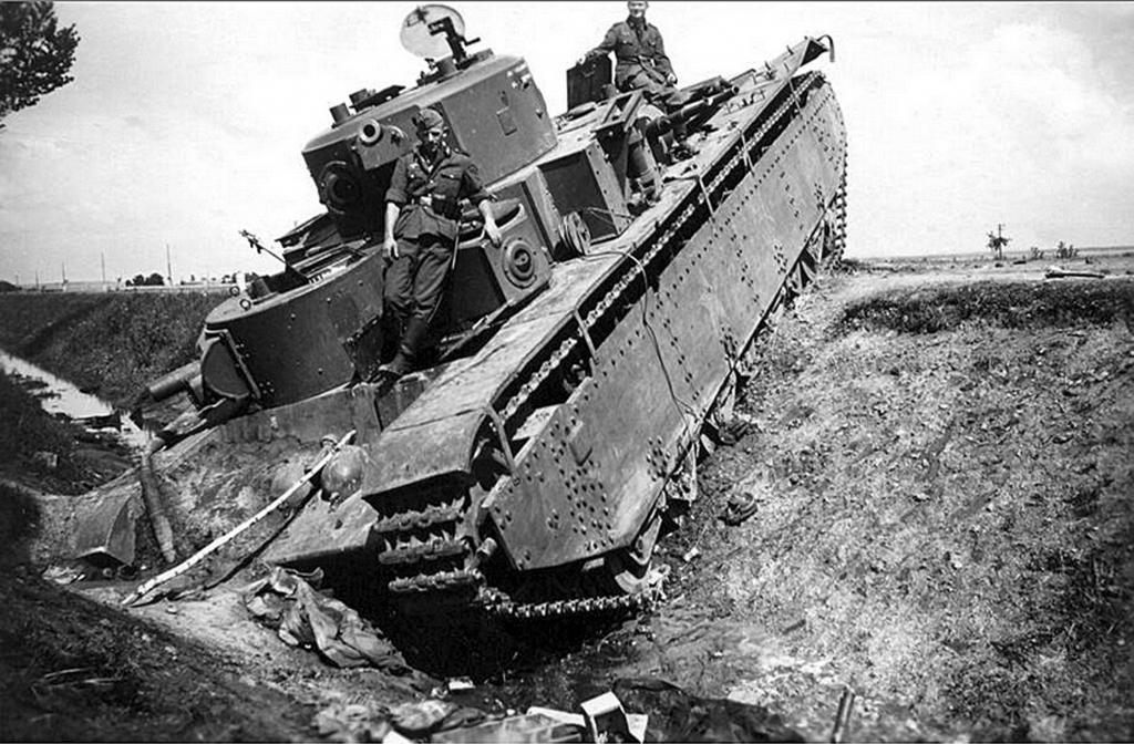 Soldados alemanes posan sobre un T-35 abandonado