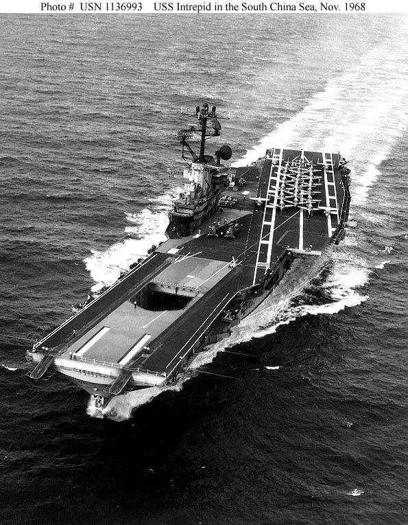 El USS Intrepid en el sur del Mar de China en 1968