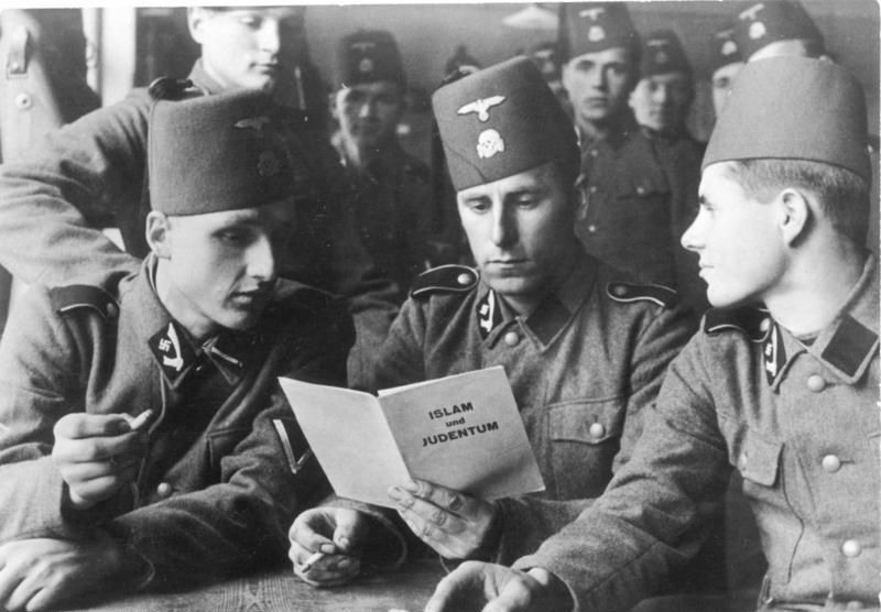 Fotografía de propaganda de las Waffen-SS en que se muestra a bosnios musulmanes enrolados