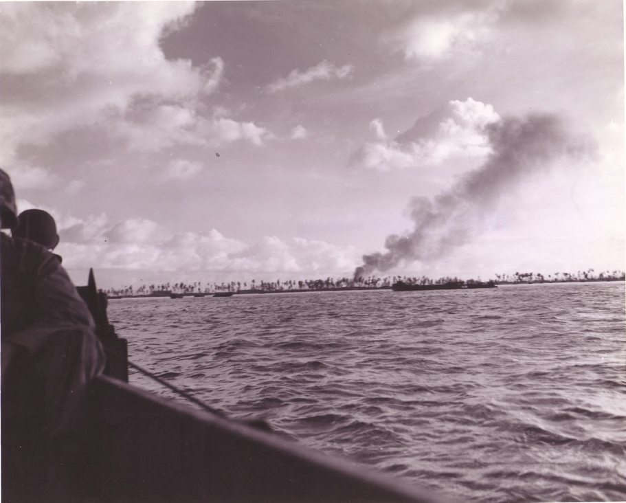 Tarawa ardiendo tras el bombardeo naval y los ataques aéreos