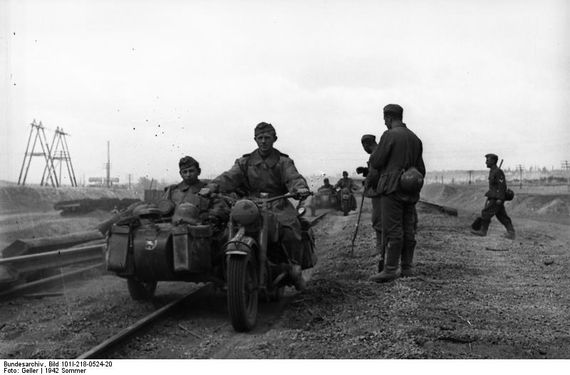 Tropas motorizadas en motocicletas con sidecar por vías férreas, Stalingrado 21 de junio de 1942