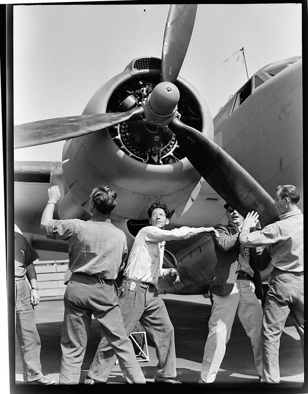Arrancando manualmente el motor de una PV-1, en el AerÃ³dromo Vega, en Burbank, California