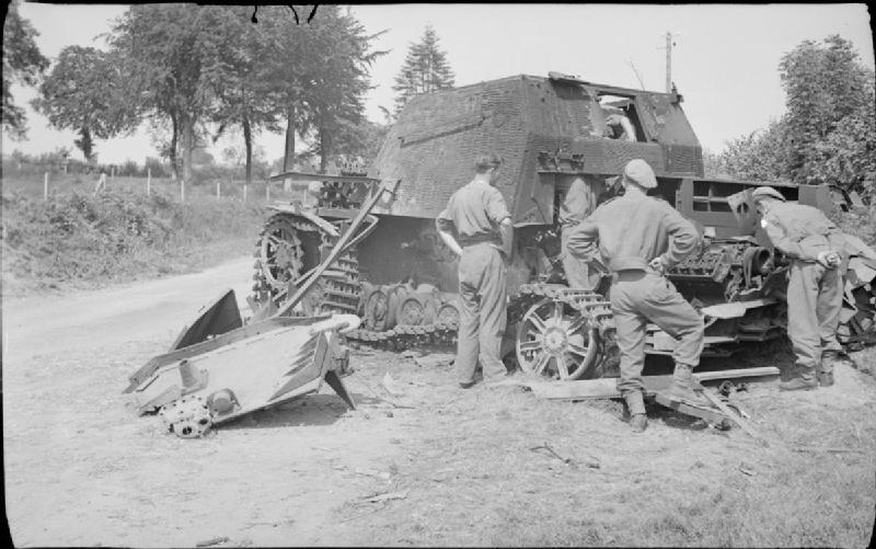 Tropas inglesas inspeccionado un Brummbär destruido en Normandía