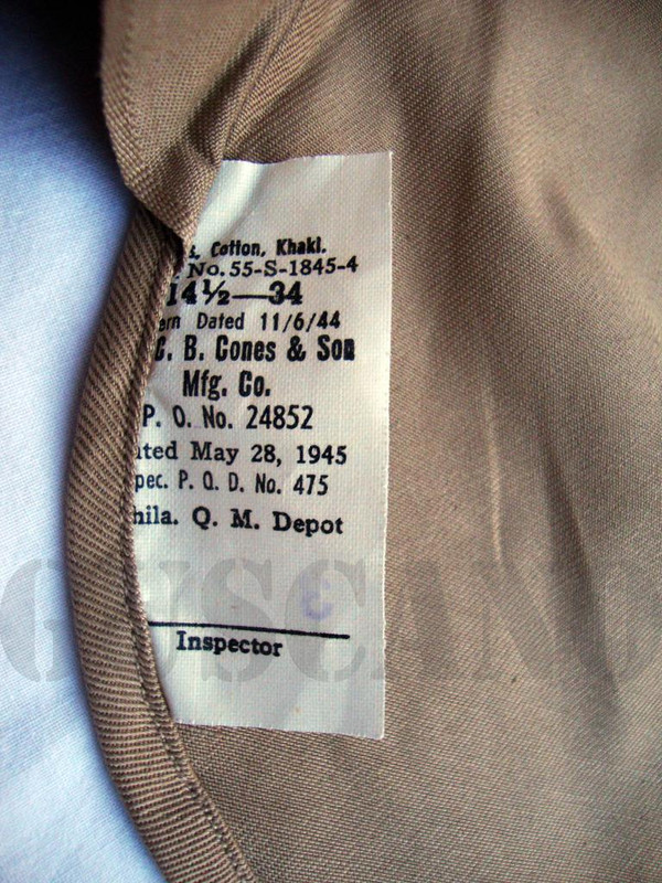 El uniforme corresponde a la camisa y pantalón de algodón caqui de verano, denominados coloquialmente chinos