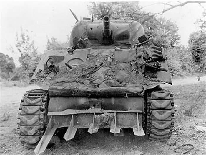 Sherman M4 con cortadores de setos fuera de combate en Normandía