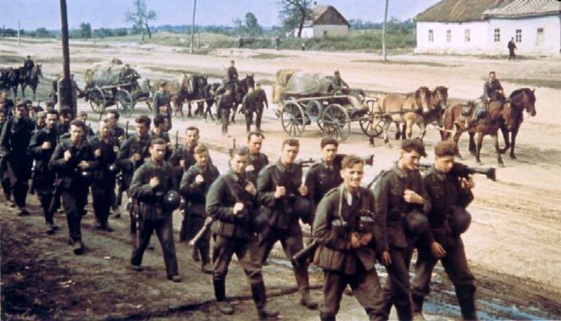 La infantería alemana con carros de suministro avanzando en algún lugar de Rusia. Junio de 1941