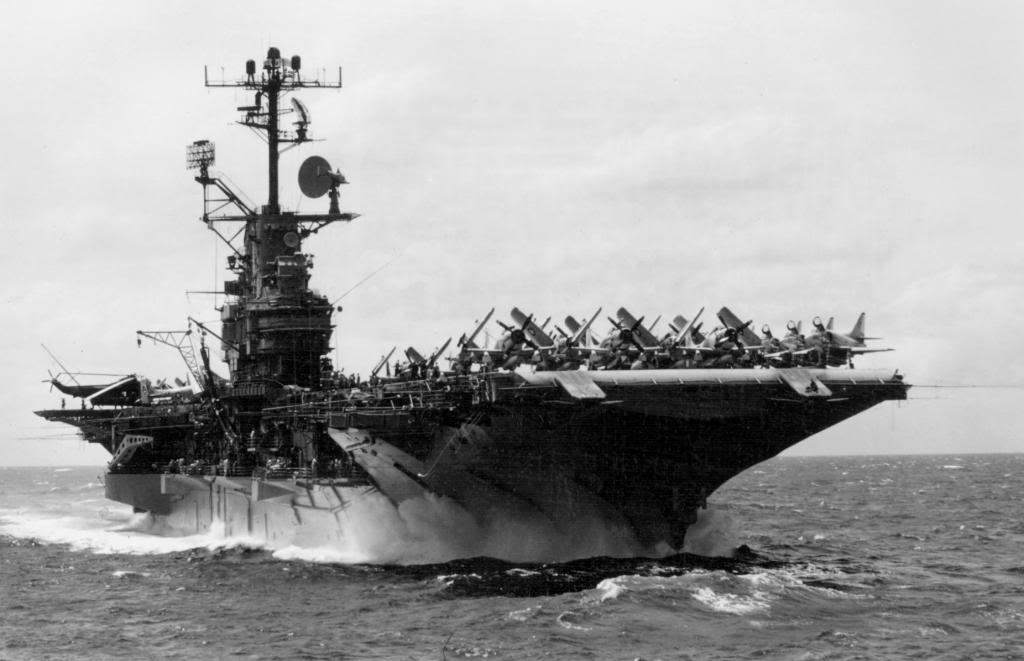 El USS Intrepid CVS-11 en el Mar de China, durante la Guerra de Vietnam, el 13 de Septiembre de 1966