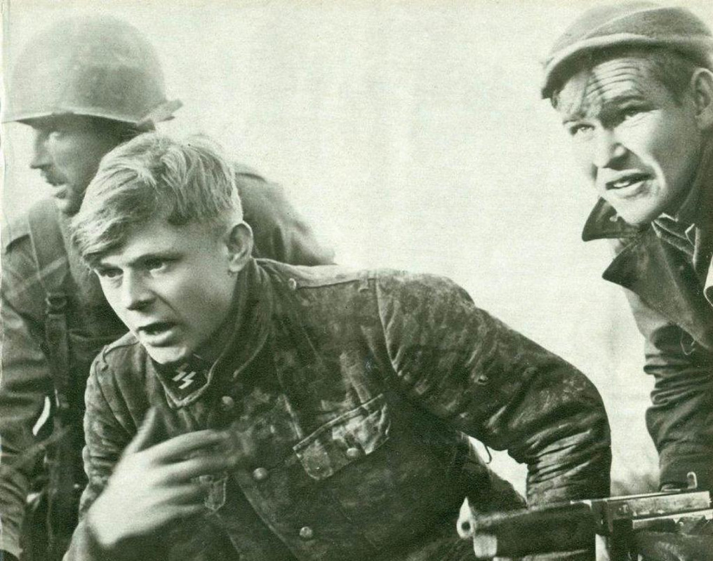 Un jovencísimo soldado alemán de las SS hecho prisionero, cerca de Malmédy, por la 82ª División Aerotransportada