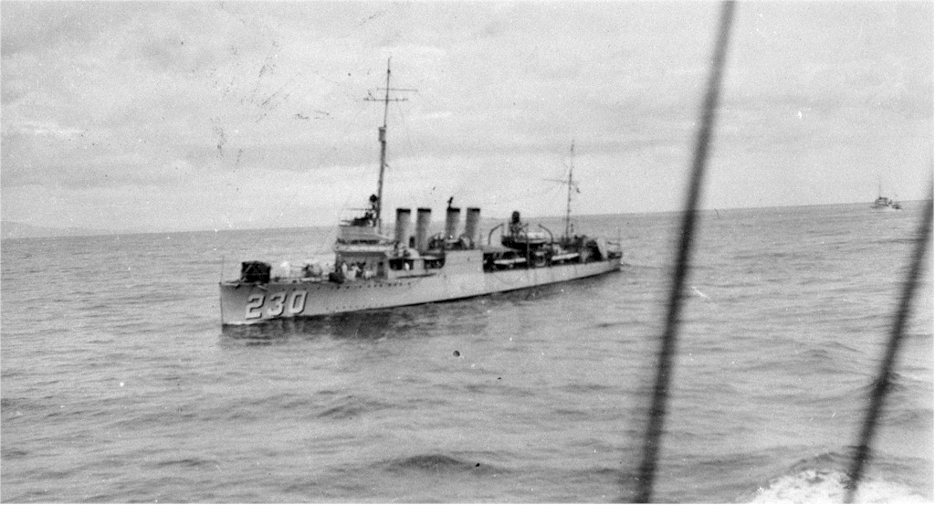 Vista del USS Paul Jones DD-230 en puerto, el 10 de julio de 1942