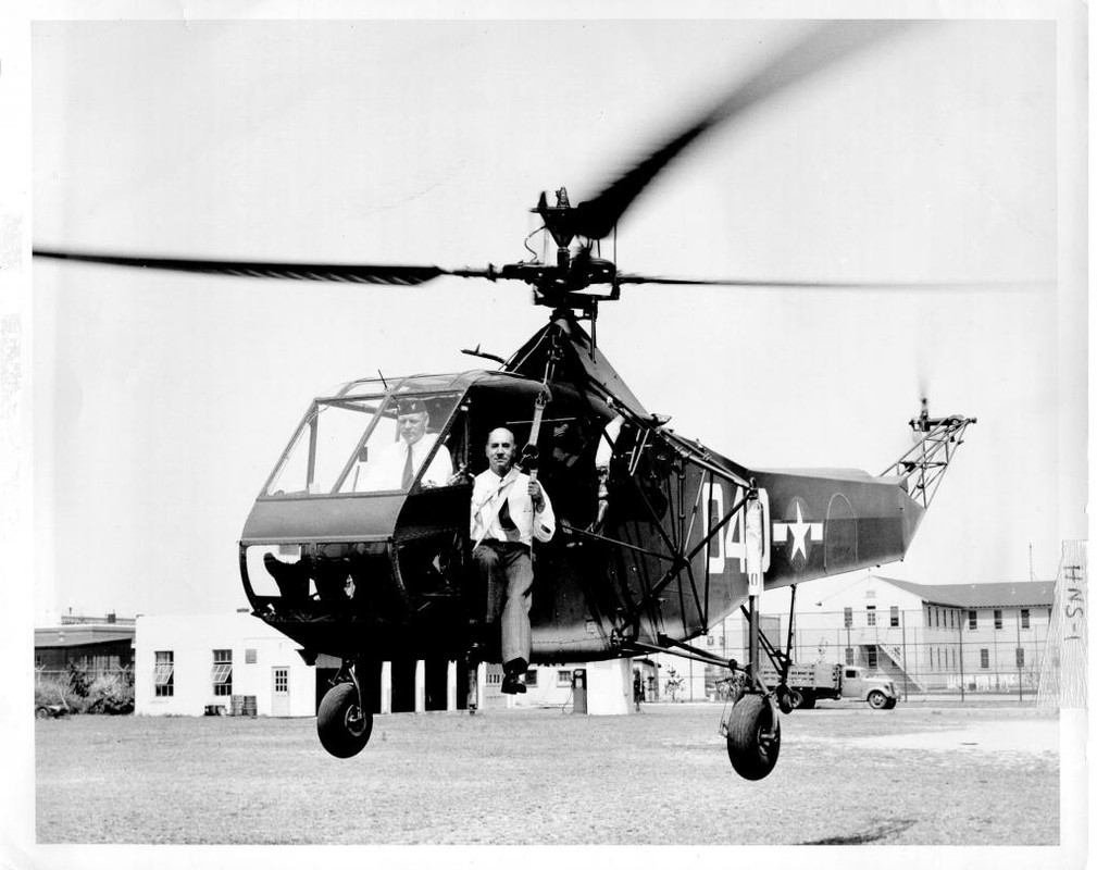 El Comandante Frank A. Erickson y el Doctor Igor Sikorsky en un Sikorsky R-4 Hoverfly