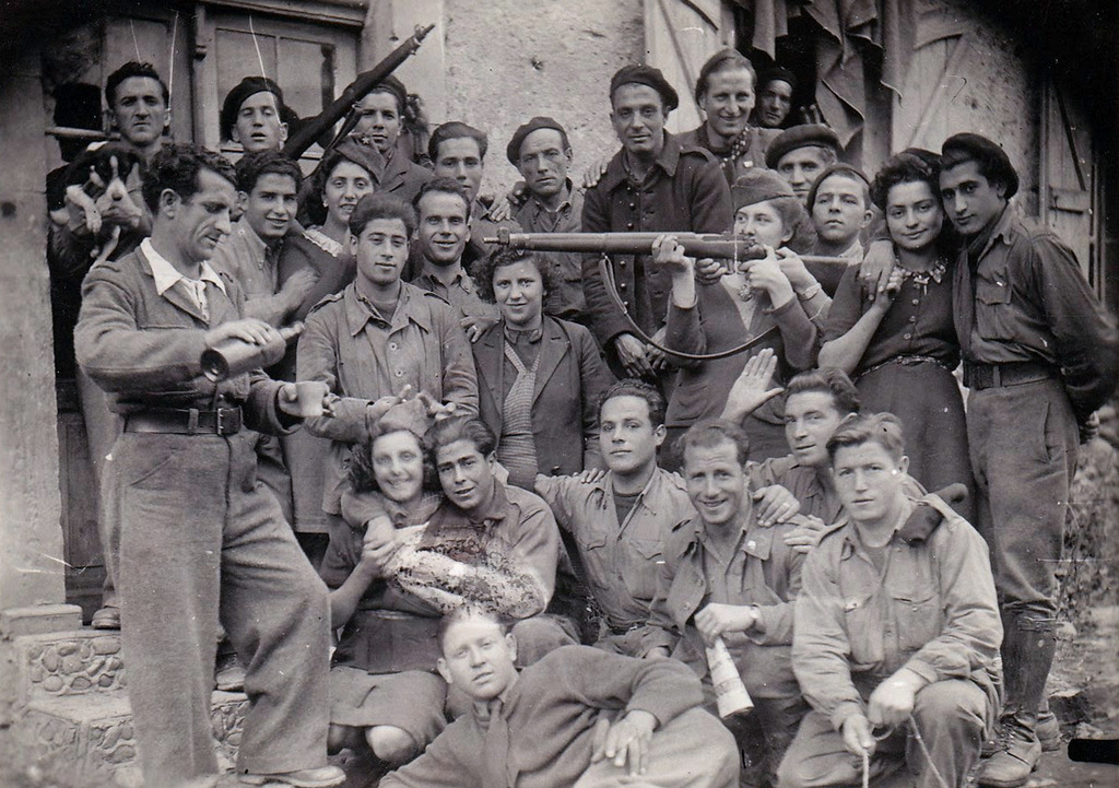 Componentes de la Nueve y miembros de la resistencia celebrando la libertad