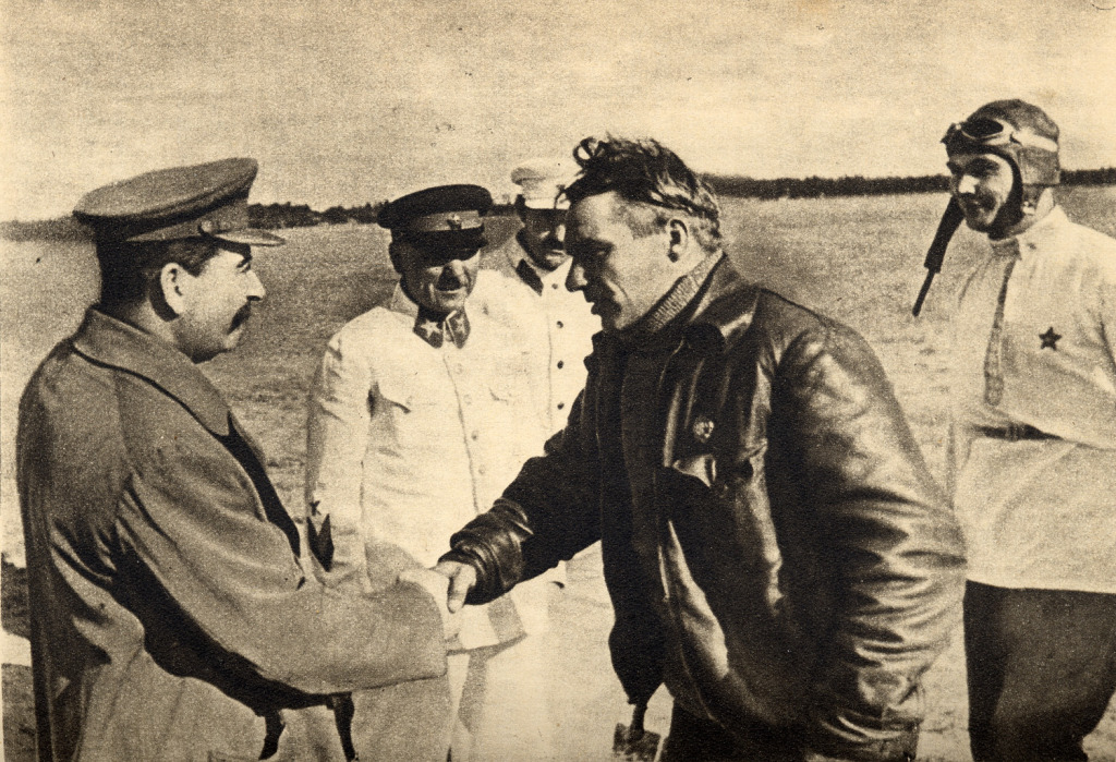 Valeri Pavlovich Chkalov saludando a Stalin, el 10 de Agosto de 1936