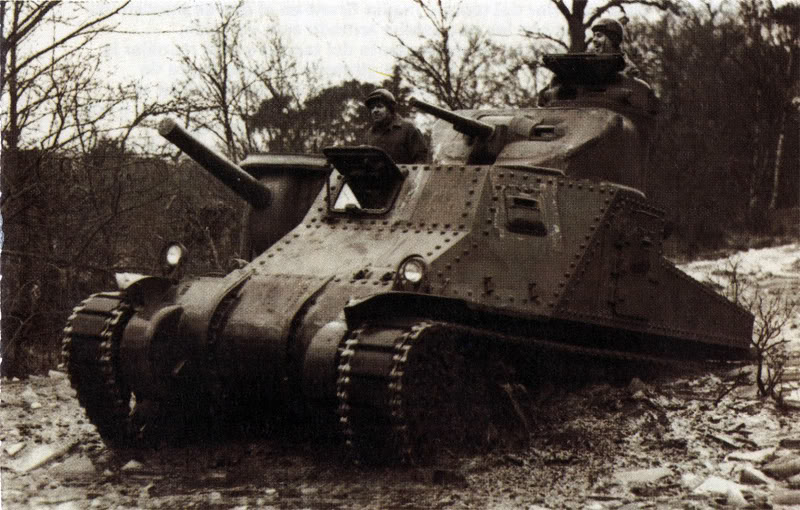 El tanque medio M3 Grant atravesando un terreno escarpado. En octubre de 1940 la Comisión Británica de Tanques Acorazados hizo varios pedidos en los Estados Unidos a Baldwin y Pullman para la fabricación en total de 200 tanques M3 Grant. Estas unidades fueron entregadas a la 8ª División del norte de África y los primeros tanques llegaron a principios de 1942. Durante de la batalla de Gazala en mayo de 1942, 167 tanques Grant constituían la principal dotación de la 4ª Brigada Acorazada y el ejército británico pudo así disponer de un tanque equiparable a los utilizados por el Afrika Korps alemán. Sin embargo, este tanque tenía algunas deficiencias. El M3 también fue utilizado por los ejércitos soviético y canadiense
