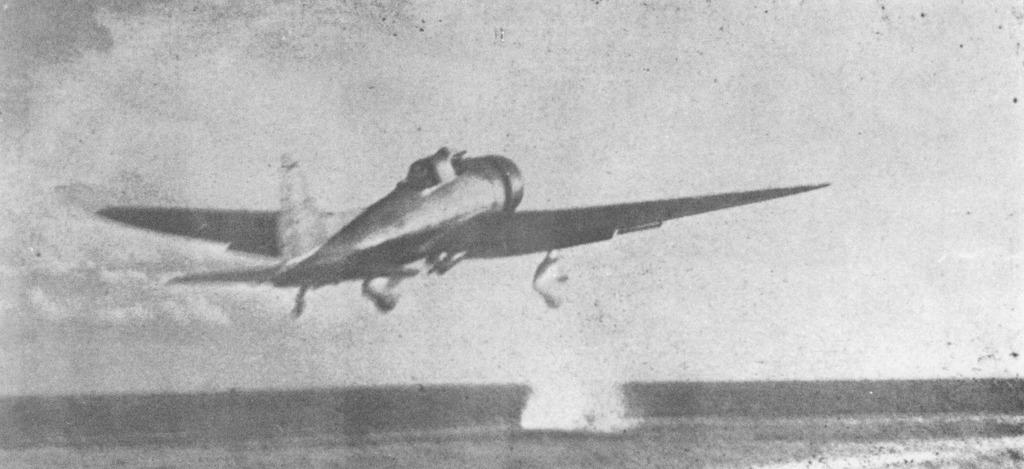 Un Aichi D3A Tipo 99 Val kanbaku, bombardero en picado, parte del portaaviones Akagi para participar en la segunda oleada
