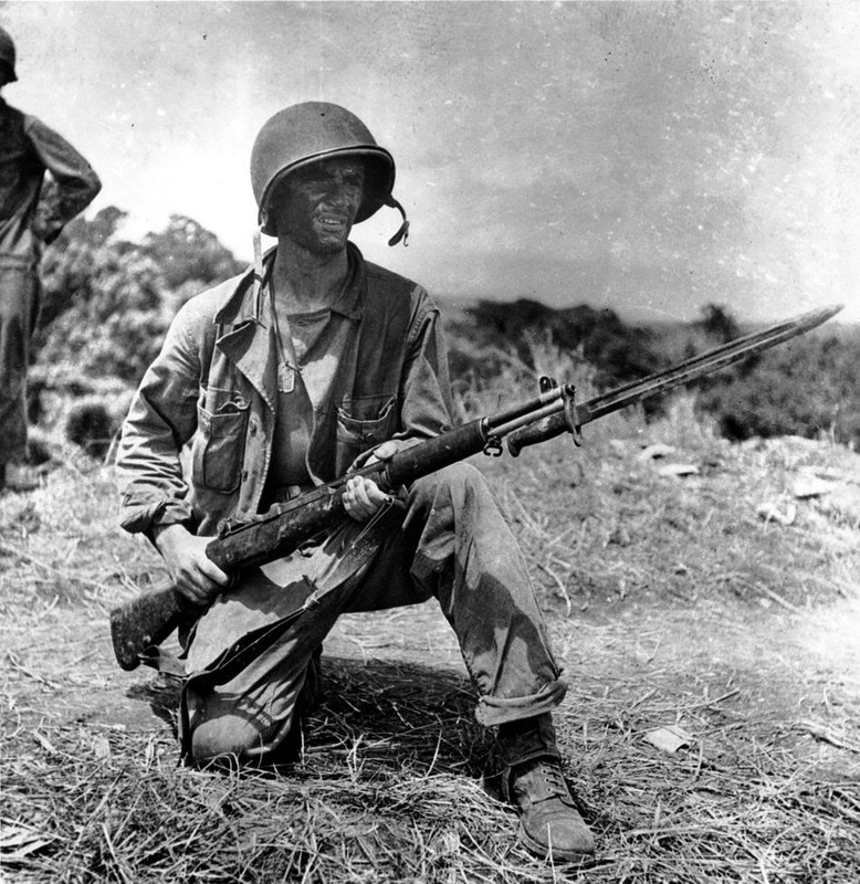 Este soldado posa para la cámara con su M1 y la bayoneta calada en Guadalcanal, en 1943