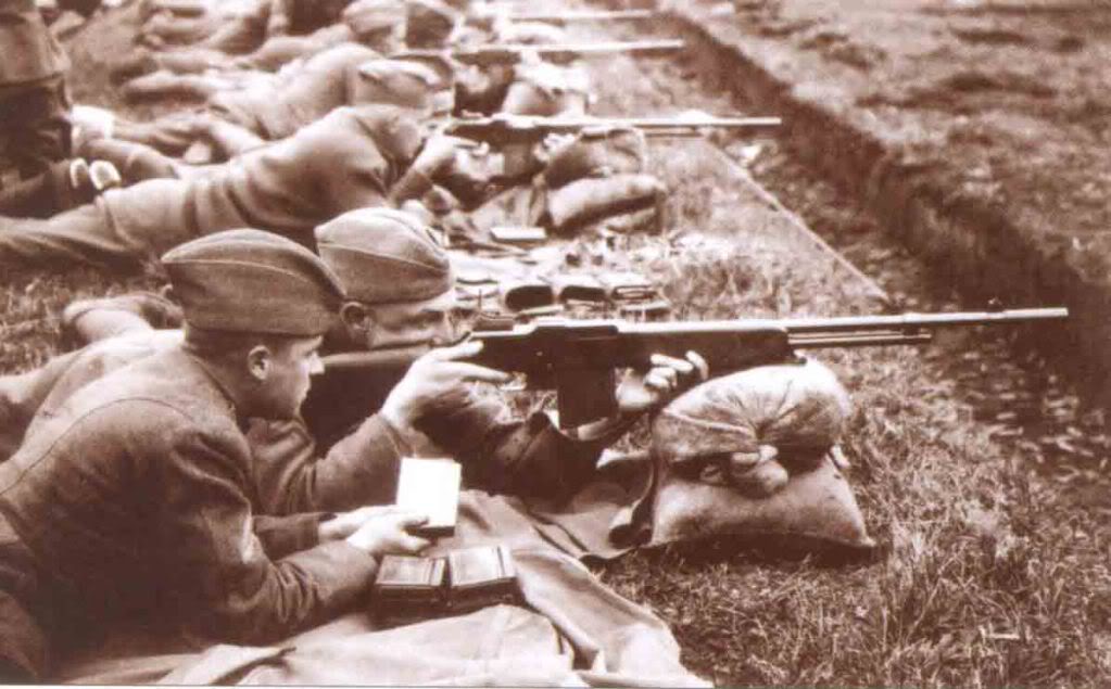 Soldados estadounidenses entrenando con fusiles automáticos BAR M1918