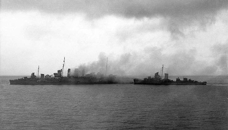 Los destructores USS Blue y USS Patterson evacuan a la tripulación del HMAS Canberra