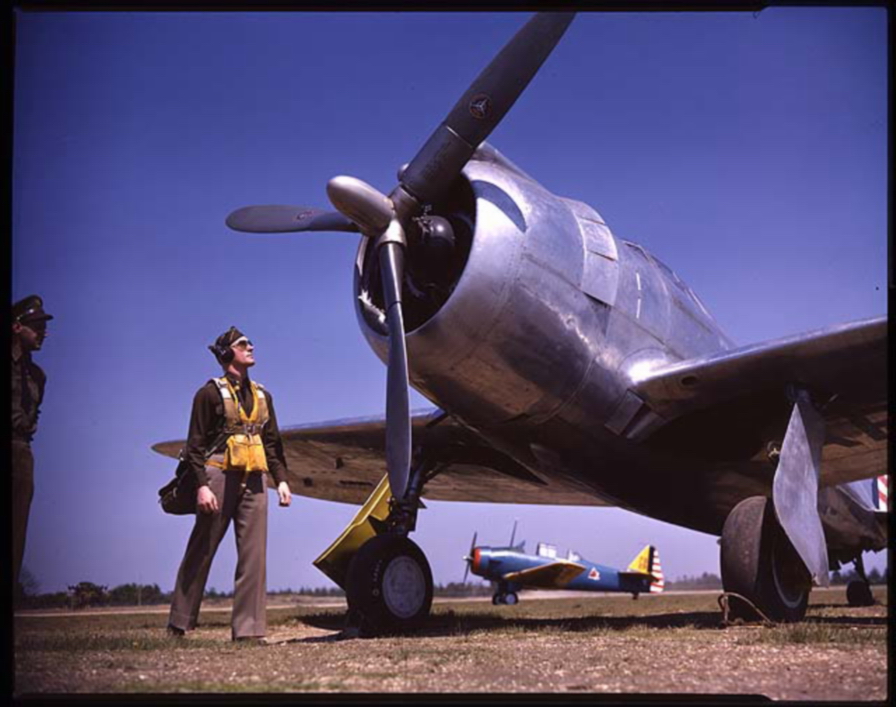 Republic P-43 Lancer asignado al primer Grupo de Persecución en Langley Field, VA. Junto a él, el piloto con el equipo