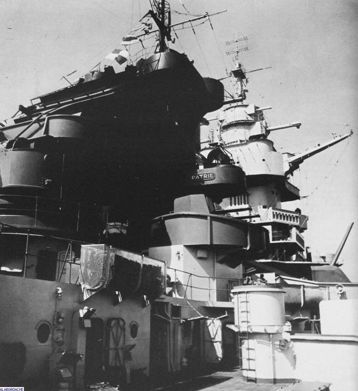 Vista de la chimenea y superestructura del Richelieu, hacia finales de 1943 o principios de 1944