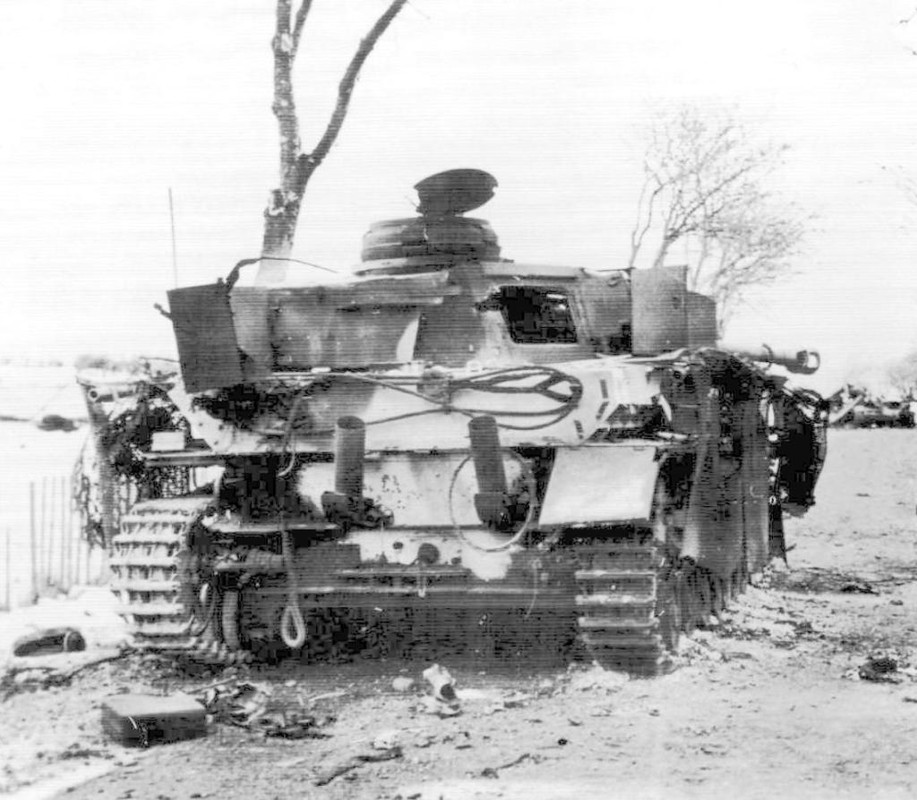 Este PzKpfw IV Ausf. J procedente del Kampfgruppe Peiper fue neutralizado por un M-10 en la carretera de Büllingen a Wirtzfeld el 17 de diciembre
