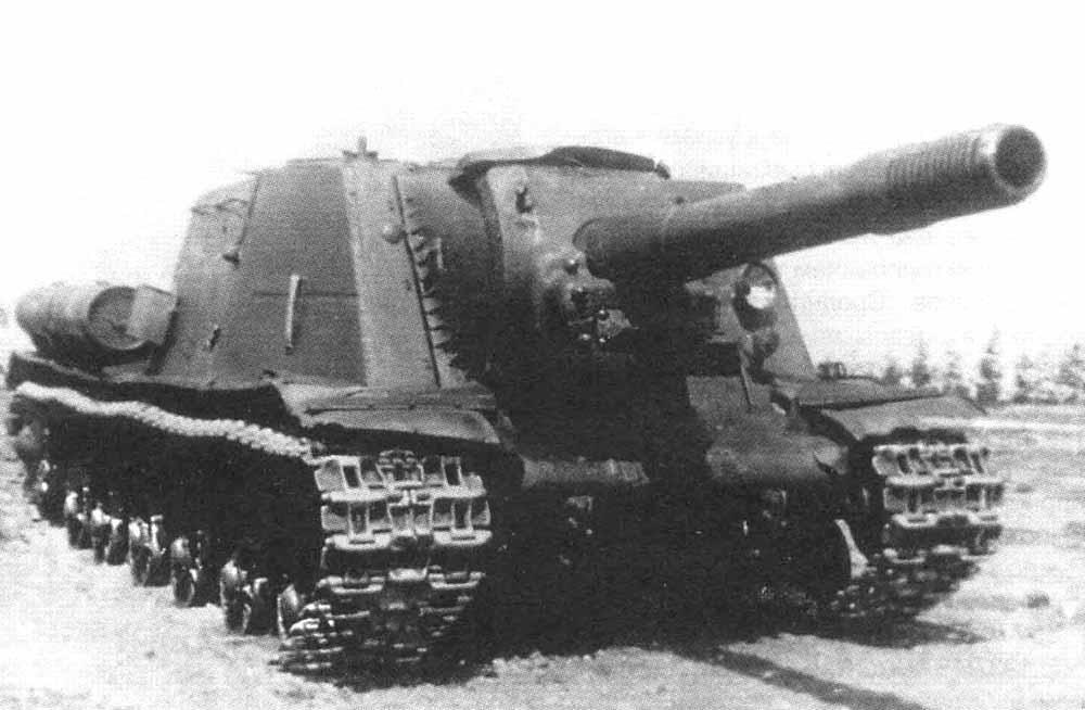 Uno de los primeros ISU-152 en serie en el desguace. Año 1944