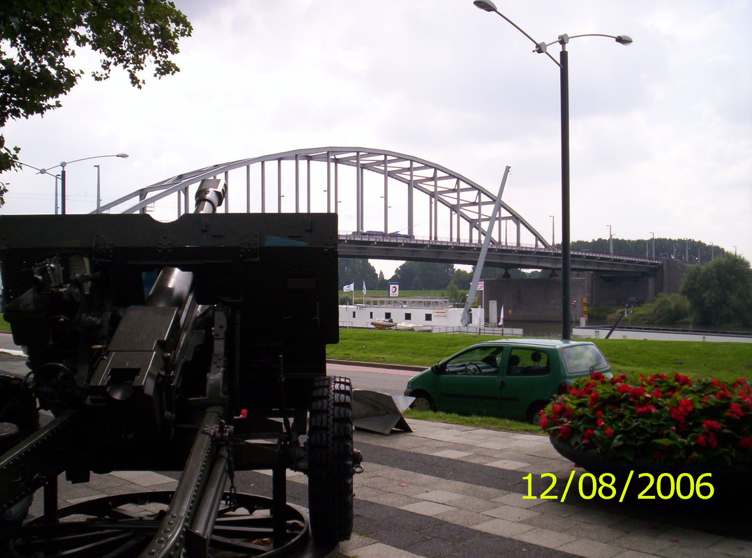 En un lado del puente se pueden ver algunos objetos de la batalla en un pequeño parque público