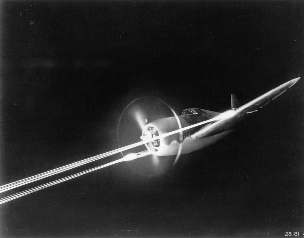 Un P-557 realizando fuego durante un vuelo nocturno
