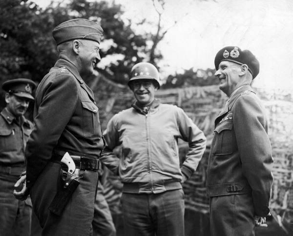 En esta foto, Patton charla con Bradley y Montgomery el mes de julio de 1944 en Normandía. A pesar de las caras de alegría y las bromas, los militares no estaban nada satisfechos con el desarrollo de la campaña normanda