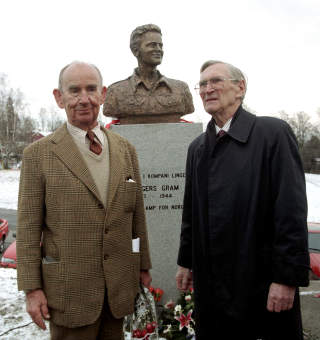 Max Manus, izquierda, junto a un busto de Gregers Gram, en Njärdhallen en 1994, uno de sus compañeros caídos, a su lado Gunnar Sonsteby otro de sus camaradas de armas. El busto es obra del escultor Nina Sundby