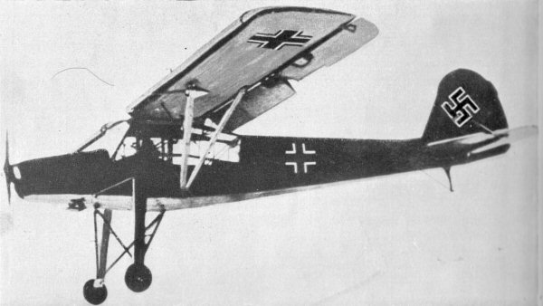 Un Fieseler Fi 156 Storch con el que aterrizó a unos pasos del Búnker de Hitler en la Puerta de Brandeburgo, mientras se libraba la Batalla de Berlín