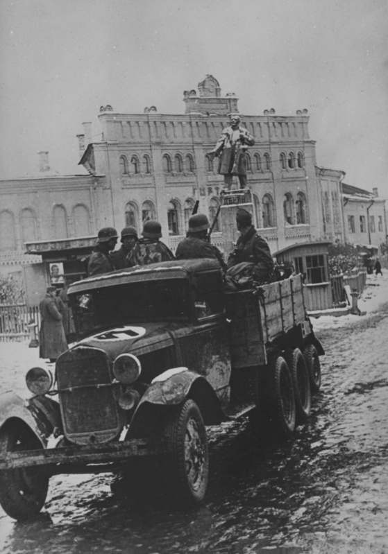 Soldados alemanes sobre un camión GAZ