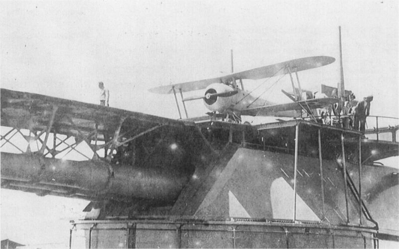 Un Nieuport XXVII C-1 preparado en una plataforma montada en el Acorazado USS Oklahoma, en la década de los años veinte