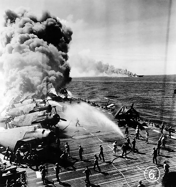 Vista de las llamas en la pista del USS Belleau Wood CVL-24 el 30 de octubre de 1944. Al fondo se apremia al dañado USS Franklin CV-13