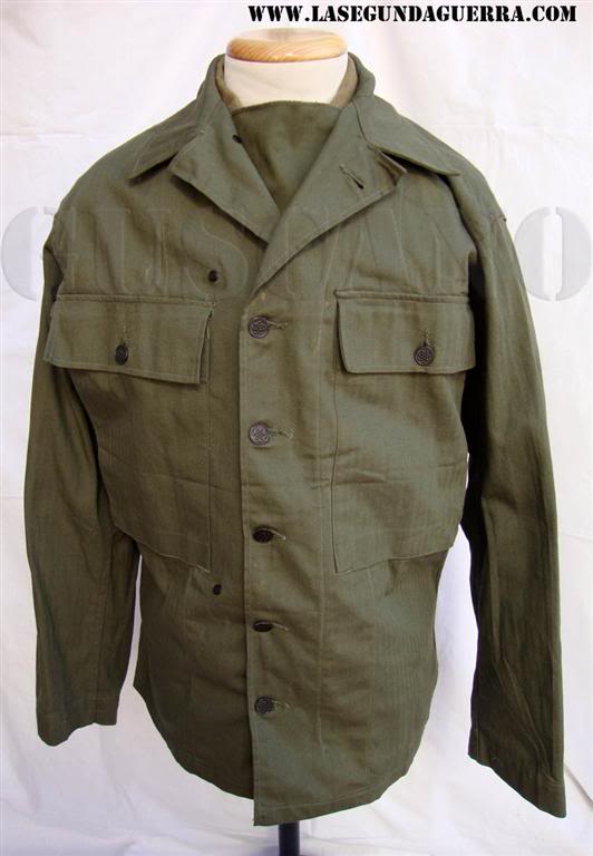 Camisa de la tercera especificación, denominada por los coleccionistas M-1943. El tono de verde es notablemente mas oscuro que en los modelos anteriores