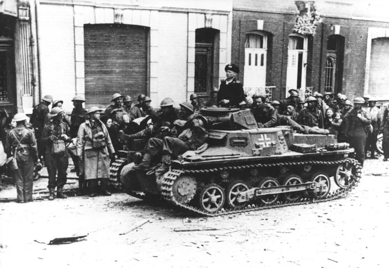 Panzer I Ausf B en las calles de Calais, Francia, en mayo de 1940