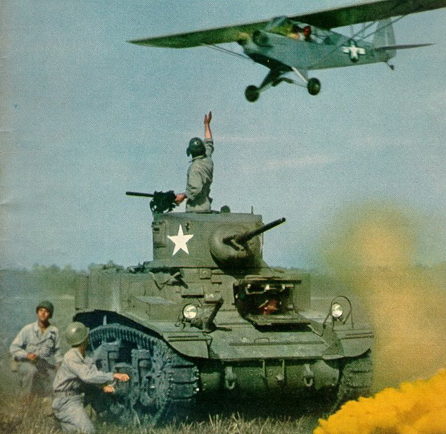 Un piper L-4 sobrevuela la tripulación de un M3 Stuart que ha solicitado ayuda