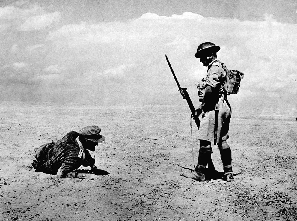 Un soldado británico custodia a un oficial alemán herido en las cercanías del frente de El Alamein, el 13 de noviembre del 1942. Empuña un fusil Lee- Enfield Nr 1 Mk III, con la bayoneta calada