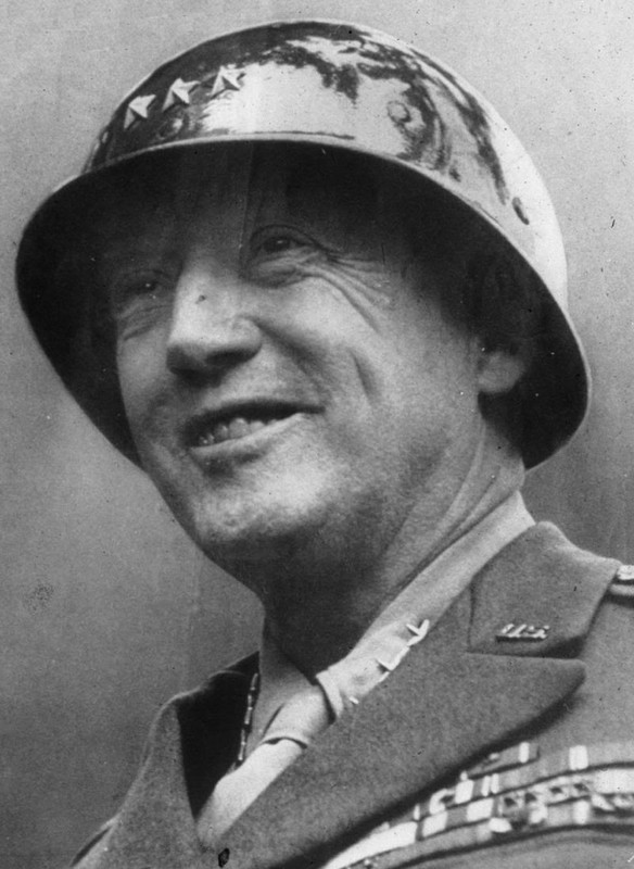 El General Patton era conocido entre sus hombres como Sangre y Agallas por su arrojo y sus agresivas tácticas de combate, que le convirtieron en el militar más temido por los alemanes. Tanto en el sotocasco como en el cuello de la camisa se observan las tres estrellas de su rango de Teniente General