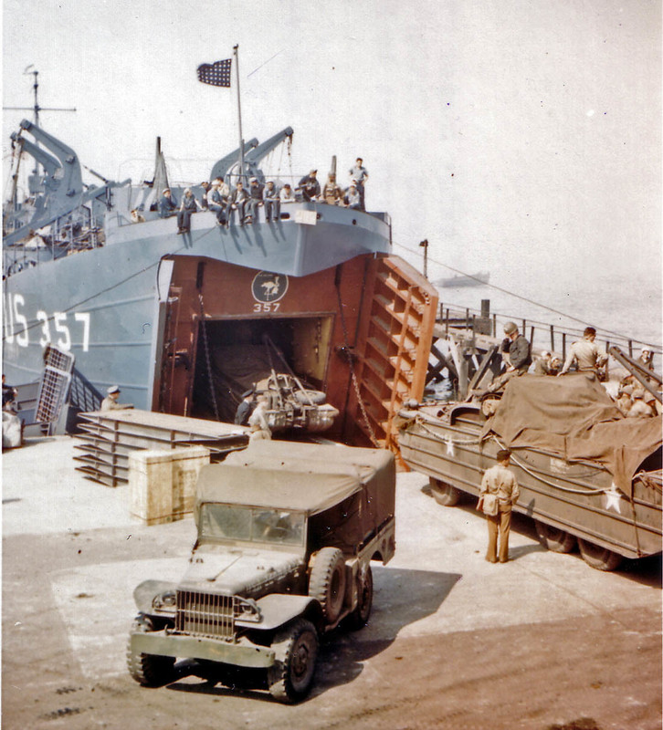 Un todoterreno Dodge WC 51 y un vehículo anfibio GMC DUKW 353 suben a bordo del buque de desembarco de tanques LST-357 estadounidense con destino a la playa de Omaha, 6 de junio de 1944