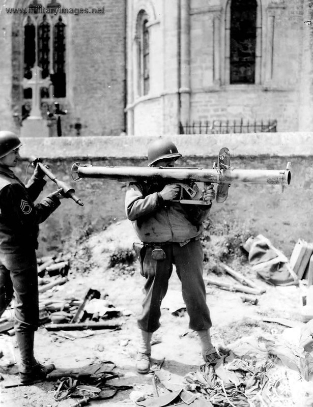 Soldados estadounidenses prueban un ejemplar capturado del arma alemana