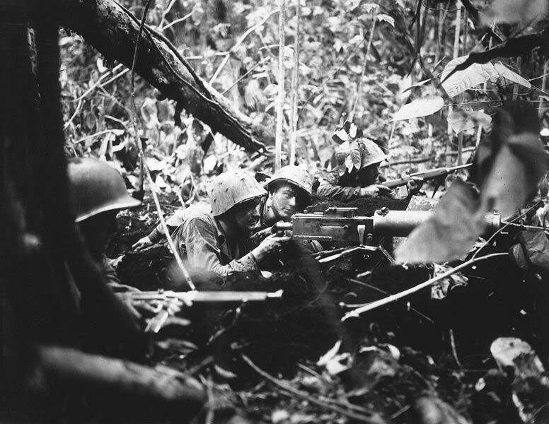 Marines estadounidenses esperando un contraataque japonés en la jungla de Cabo Gloucester, 1 de enero de 1944. Los defensores están concentrados alrededor de una ametralladora pesada Browning M1917A1, que es la posición clave del sistema defensivo. Se puede ver que el marine que esta más cerca lleva un subfusil Thompson M1A1. El que está más alejado lleva una carabina M1