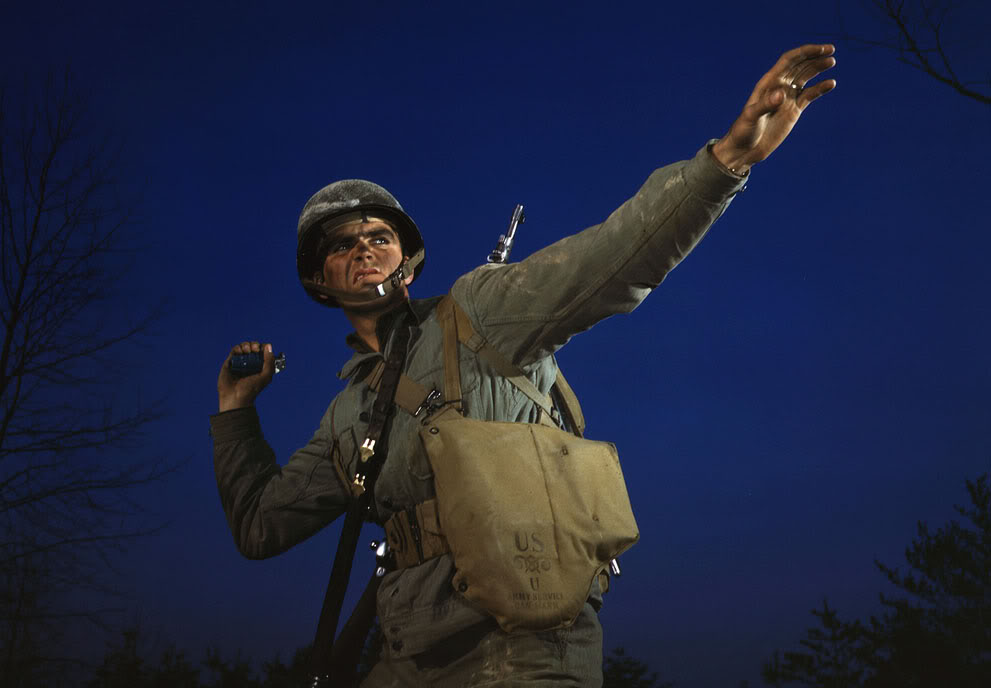 Este soldado se entrena en el lanzamiento de granadas de mano. Lleva el uniforme de algodón HBT de primera especificación