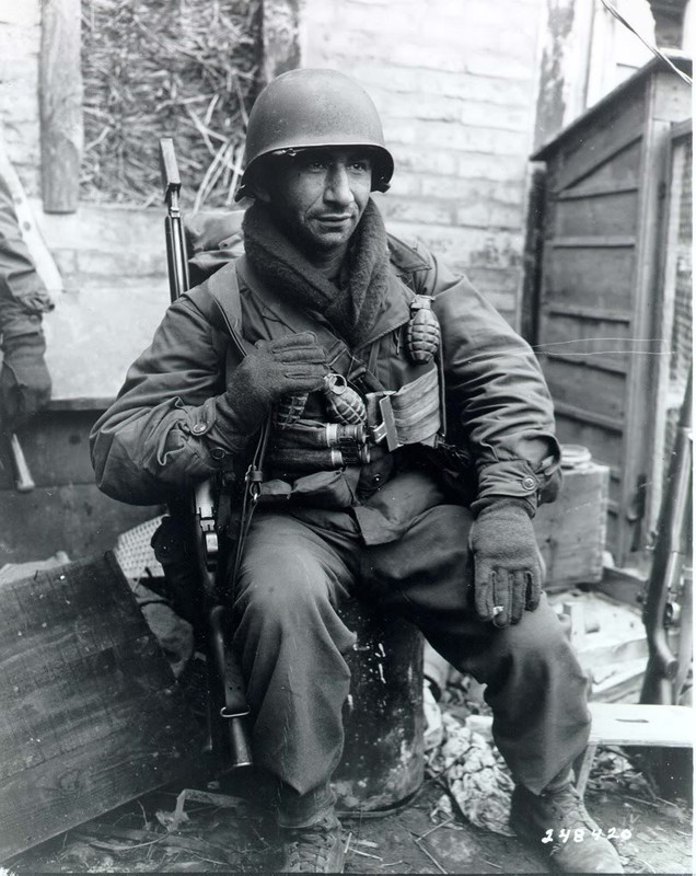 Este soldado de la 1 división de infantería aguarda pacientemente para cruzar el río Roer cerca de Kreuzau, Alemania