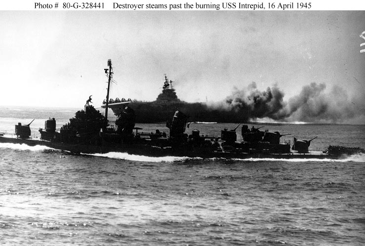 Un destructor pasa junto al USS Intrepid en llamas, 16 de abril de 1945